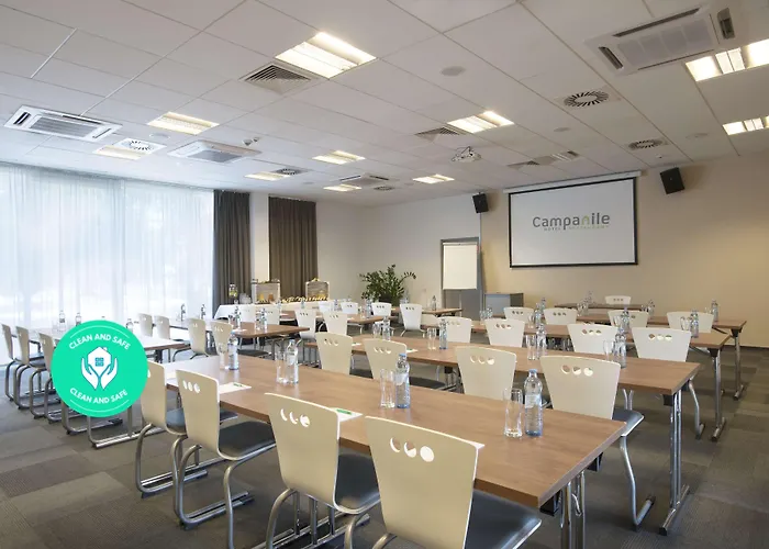 弗罗茨瓦夫中枢钟楼酒店 3*